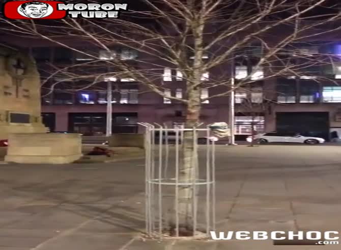 Video :A cyclist who jumps onto a ramp causes an accident